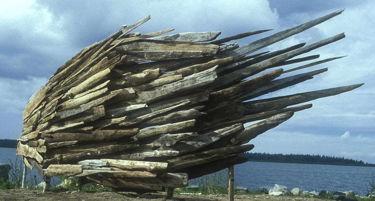 Trans Barents Highway 2003 Vingen ide den nye invasjonen av svaner i området Shelter installasjon ved vattnet med sitteplass mot vannet Gjenbruk av tre fra gammel trevarefabrikk som var nedlagd Kemi Finland